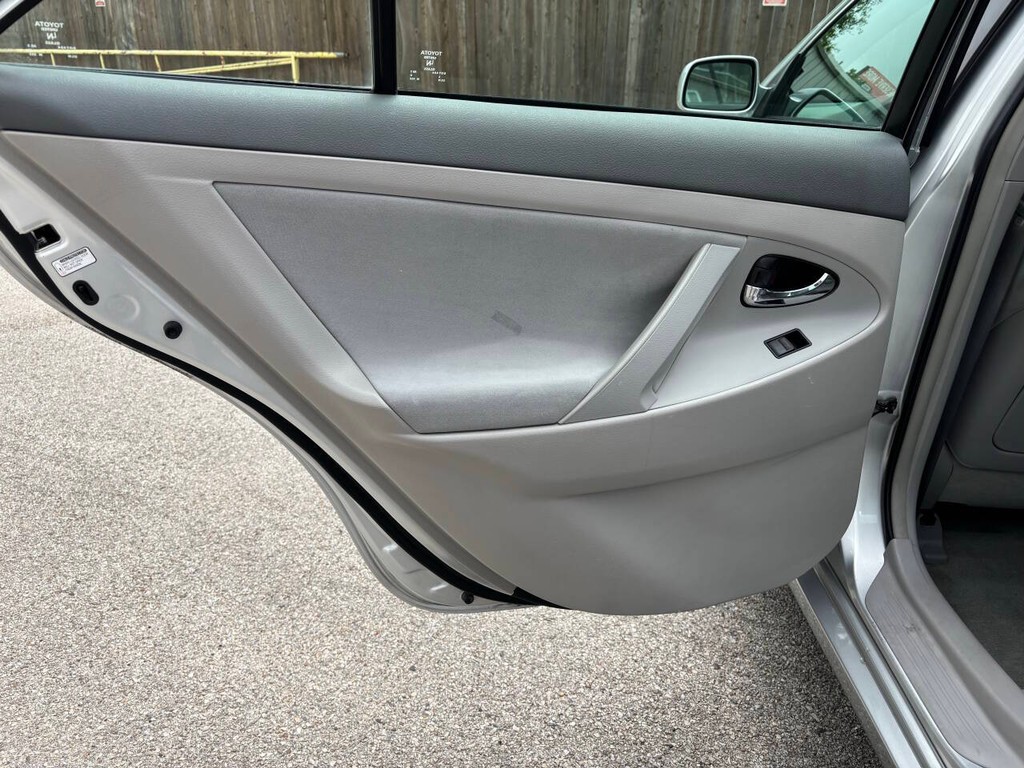 Toyota Camry Vehicle Full-screen Gallery Image 15