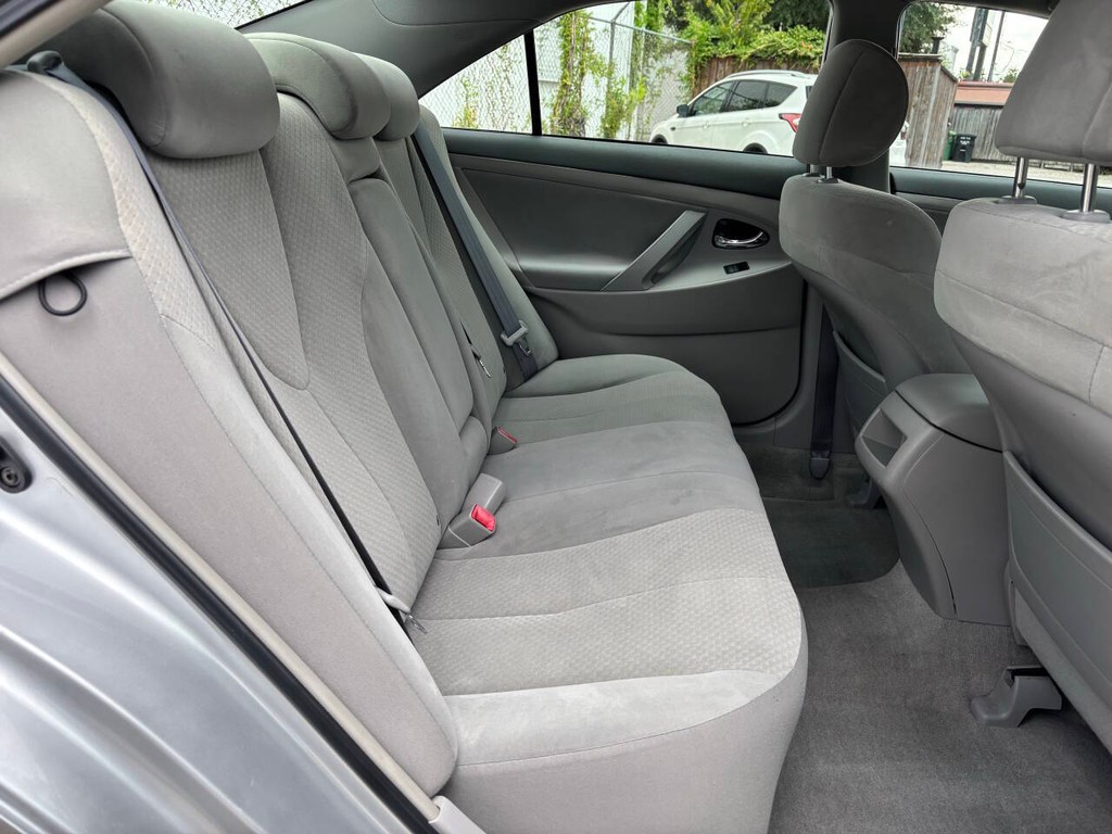 Toyota Camry Vehicle Full-screen Gallery Image 16