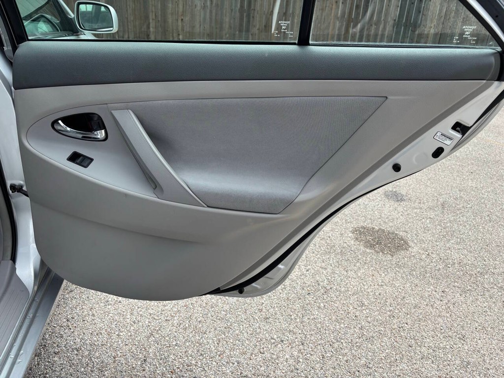 Toyota Camry Vehicle Full-screen Gallery Image 17