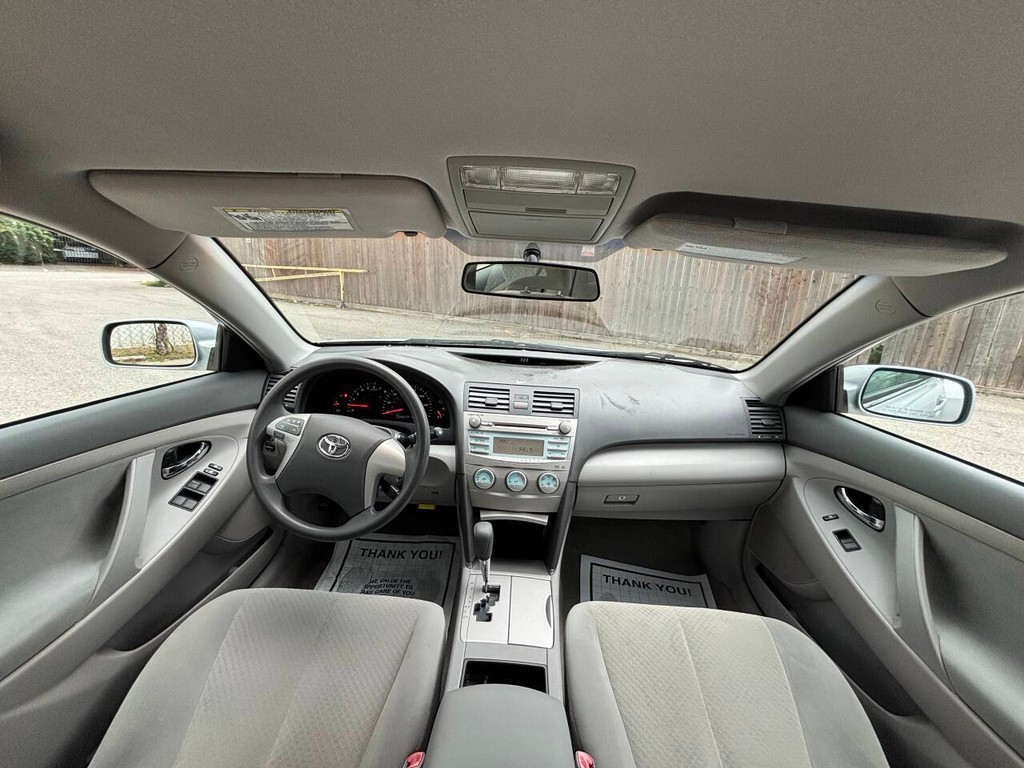 Toyota Camry Vehicle Full-screen Gallery Image 18