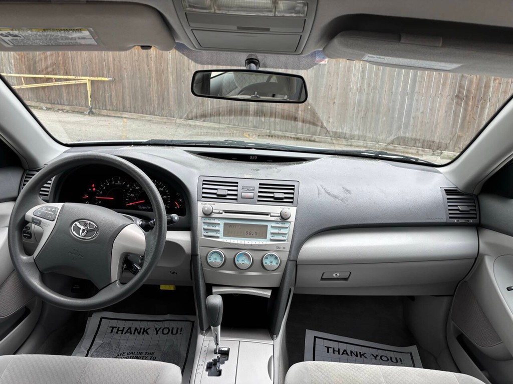 Toyota Camry Vehicle Full-screen Gallery Image 19