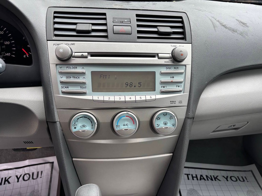 Toyota Camry Vehicle Full-screen Gallery Image 20