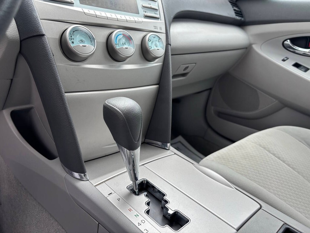 Toyota Camry Vehicle Full-screen Gallery Image 21