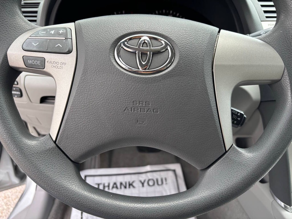 Toyota Camry Vehicle Full-screen Gallery Image 23