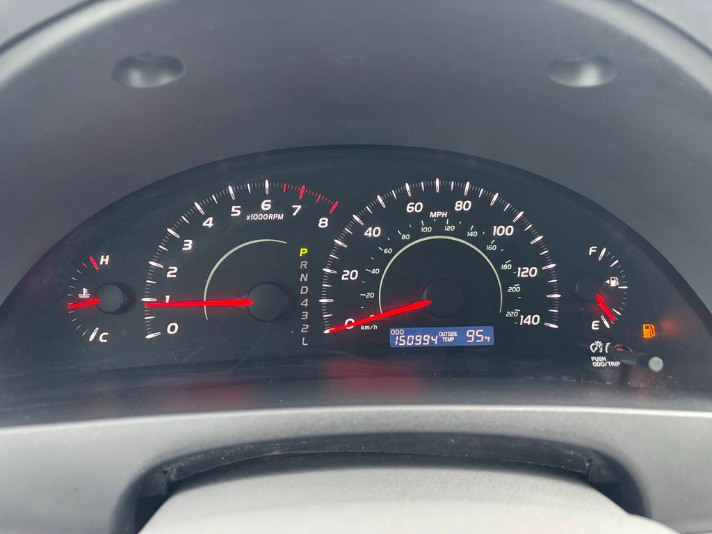 Toyota Camry Vehicle Full-screen Gallery Image 24