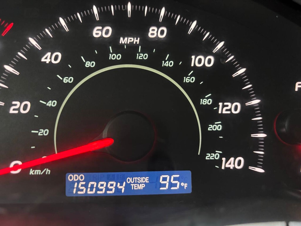 Toyota Camry Vehicle Full-screen Gallery Image 25