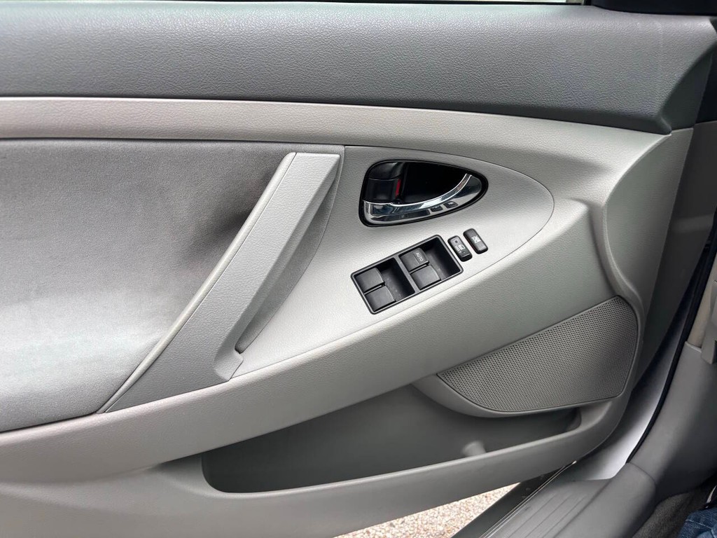 Toyota Camry Vehicle Full-screen Gallery Image 26