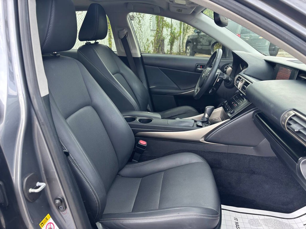 Lexus IS 250 Vehicle Full-screen Gallery Image 12