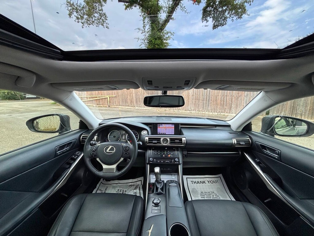 Lexus IS 250 Vehicle Full-screen Gallery Image 17