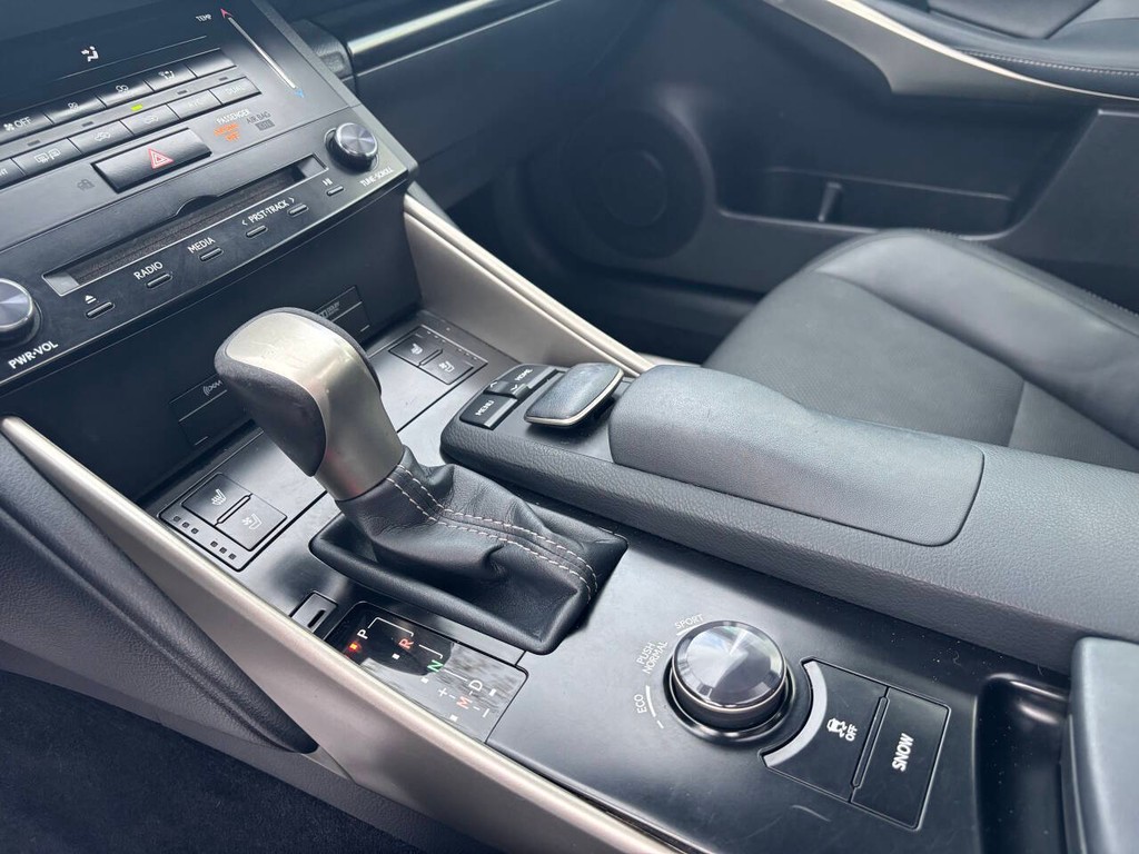 Lexus IS 250 Vehicle Full-screen Gallery Image 21