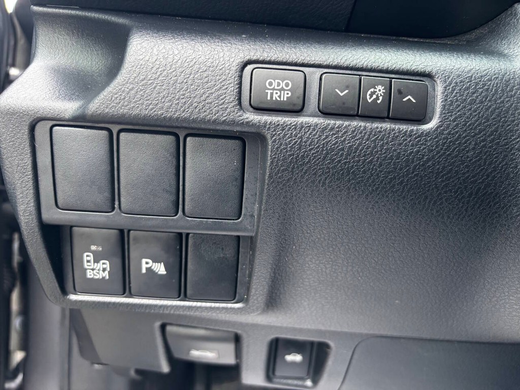 Lexus IS 250 Vehicle Full-screen Gallery Image 24
