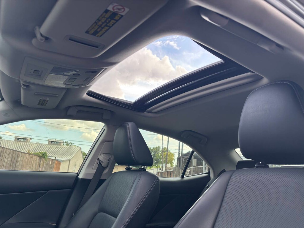 Lexus IS 250 Vehicle Full-screen Gallery Image 27