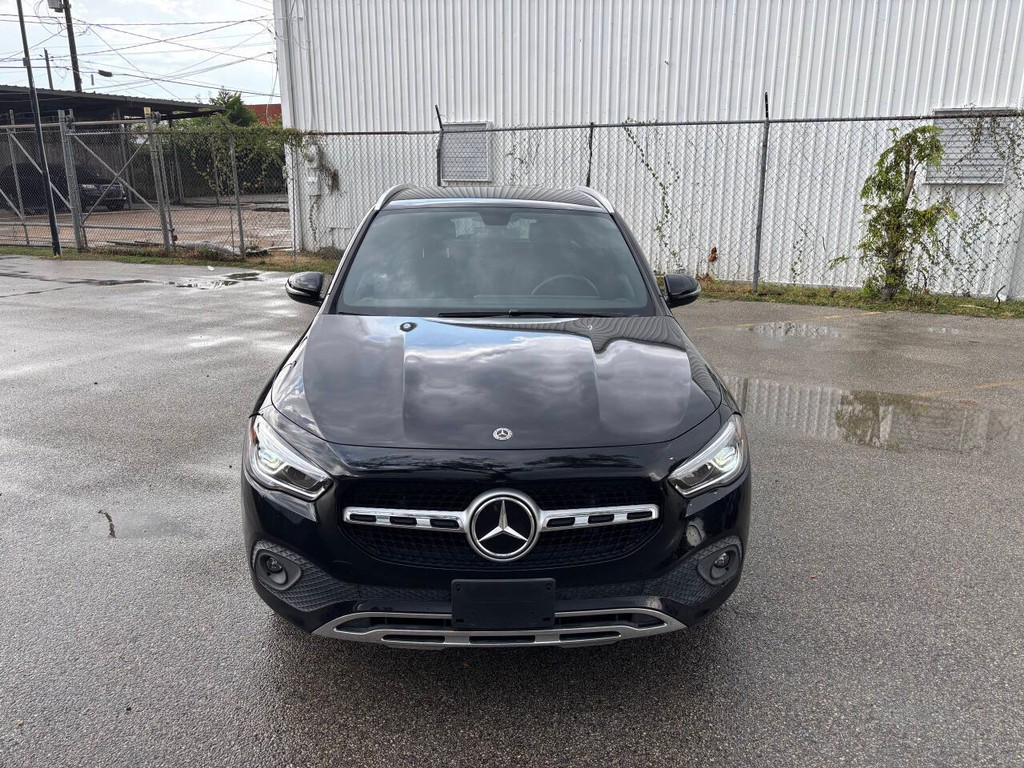 Mercedes-Benz GLA Vehicle Full-screen Gallery Image 02