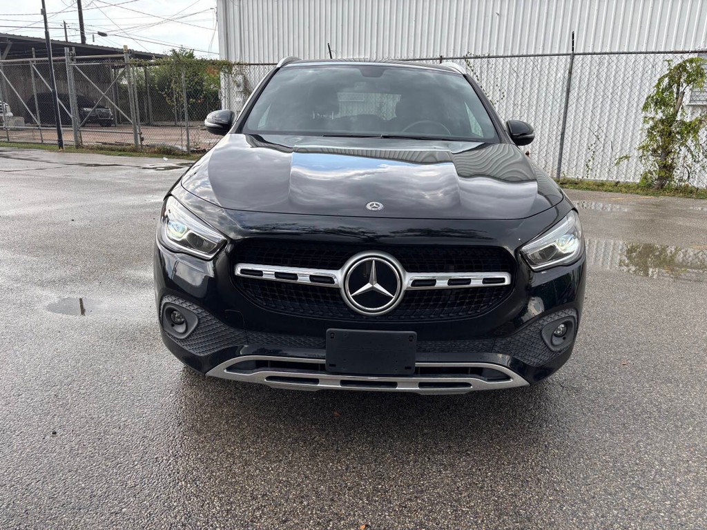 Mercedes-Benz GLA Vehicle Full-screen Gallery Image 03