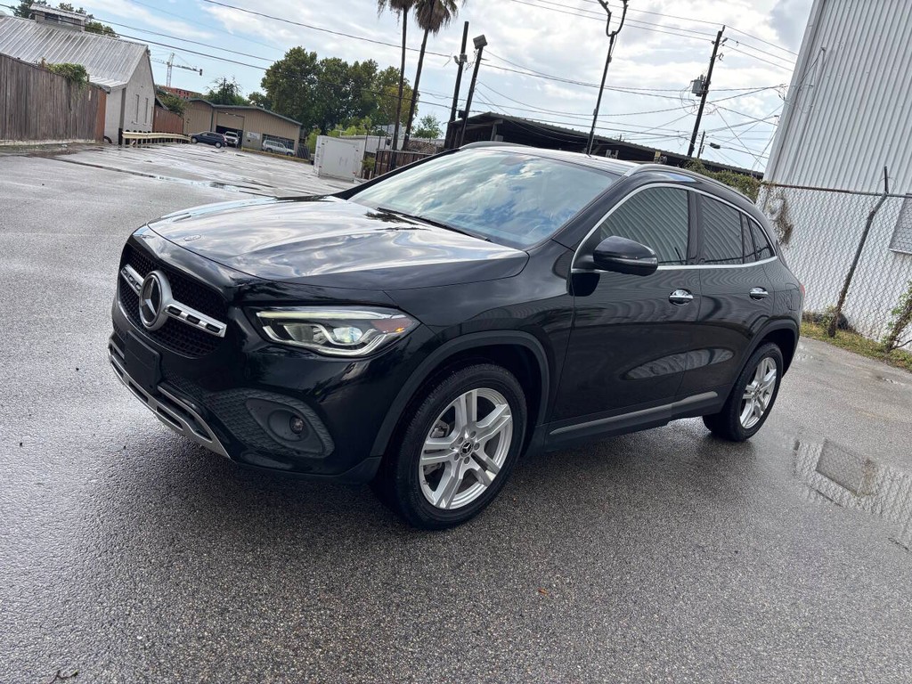 Mercedes-Benz GLA Vehicle Full-screen Gallery Image 04