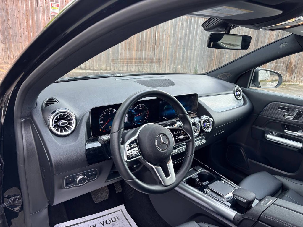Mercedes-Benz GLA Vehicle Full-screen Gallery Image 08