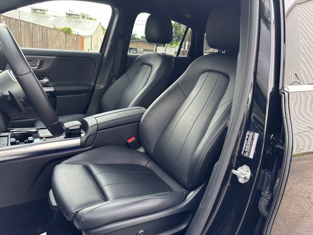 Mercedes-Benz GLA Vehicle Full-screen Gallery Image 09