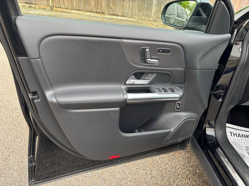 Mercedes-Benz GLA Vehicle Full-screen Gallery Image 10