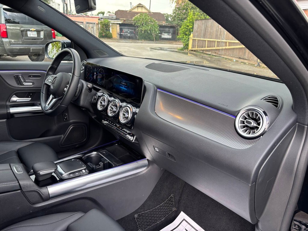 Mercedes-Benz GLA Vehicle Full-screen Gallery Image 11
