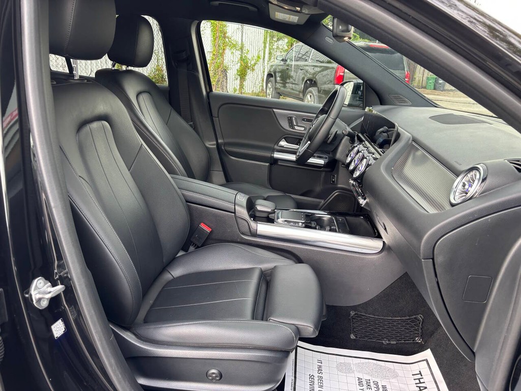 Mercedes-Benz GLA Vehicle Full-screen Gallery Image 12