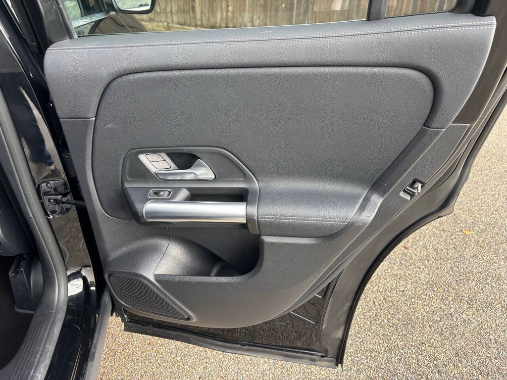 Mercedes-Benz GLA Vehicle Full-screen Gallery Image 14