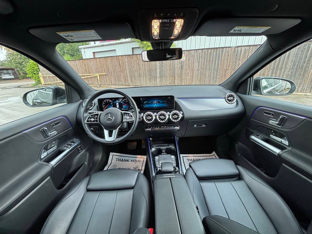 Mercedes-Benz GLA Vehicle Full-screen Gallery Image 15