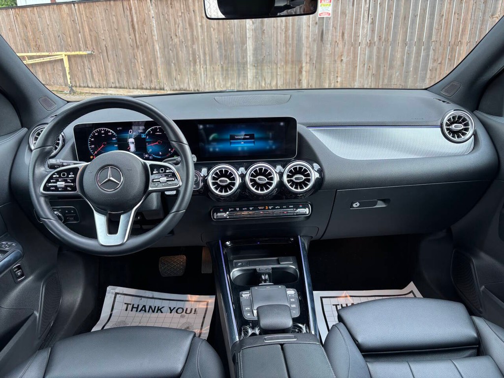 Mercedes-Benz GLA Vehicle Full-screen Gallery Image 16