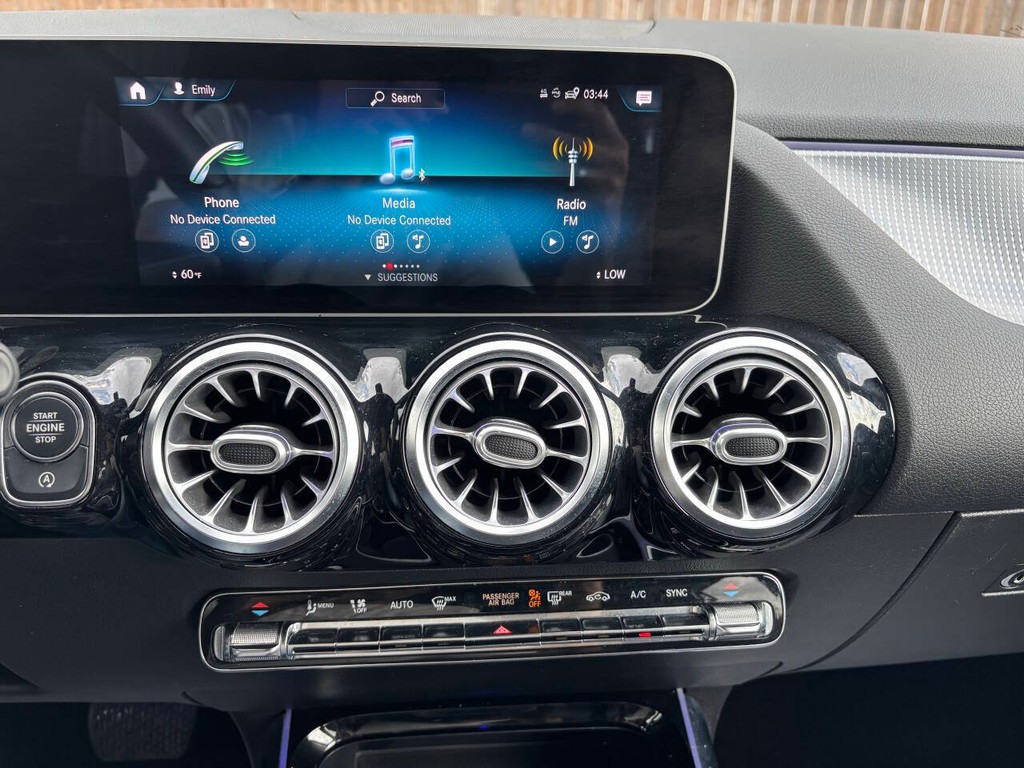 Mercedes-Benz GLA Vehicle Full-screen Gallery Image 17