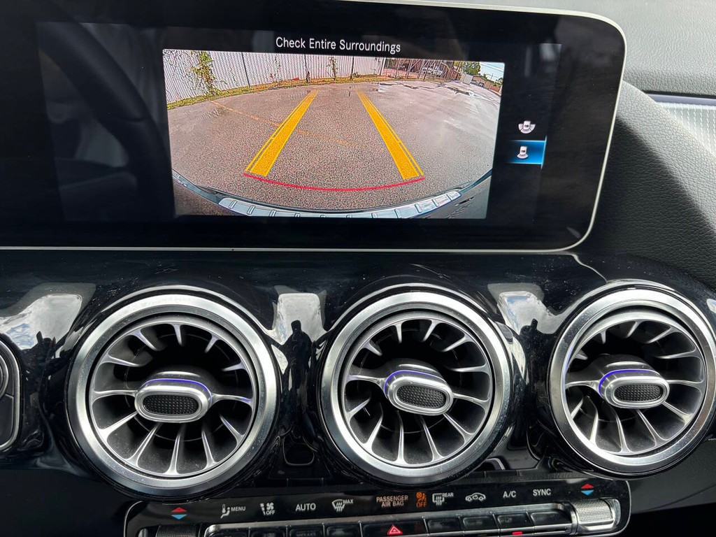 Mercedes-Benz GLA Vehicle Full-screen Gallery Image 18