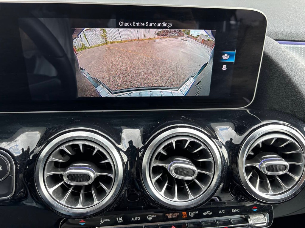 Mercedes-Benz GLA Vehicle Full-screen Gallery Image 19