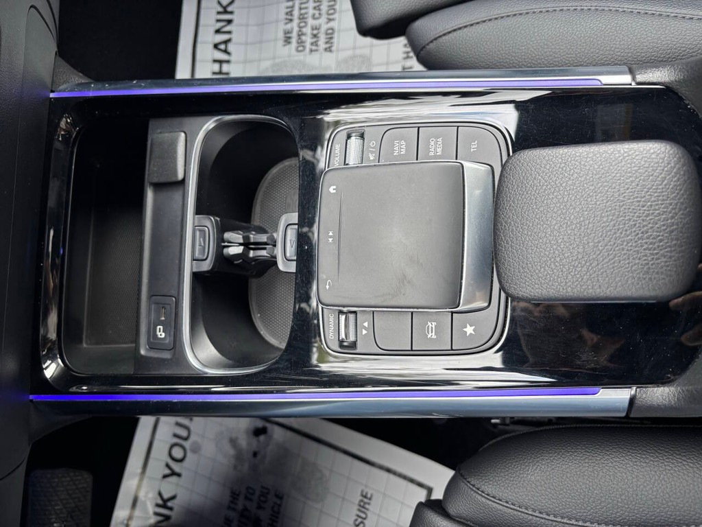 Mercedes-Benz GLA Vehicle Full-screen Gallery Image 20