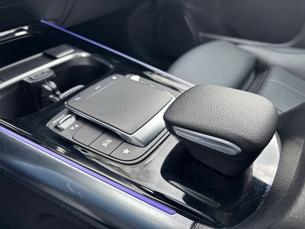 Mercedes-Benz GLA Vehicle Full-screen Gallery Image 21