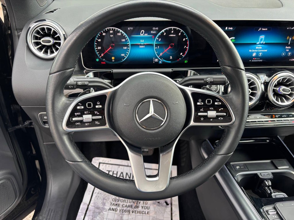 Mercedes-Benz GLA Vehicle Full-screen Gallery Image 22