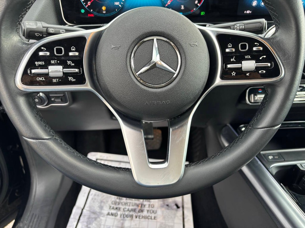 Mercedes-Benz GLA Vehicle Full-screen Gallery Image 23