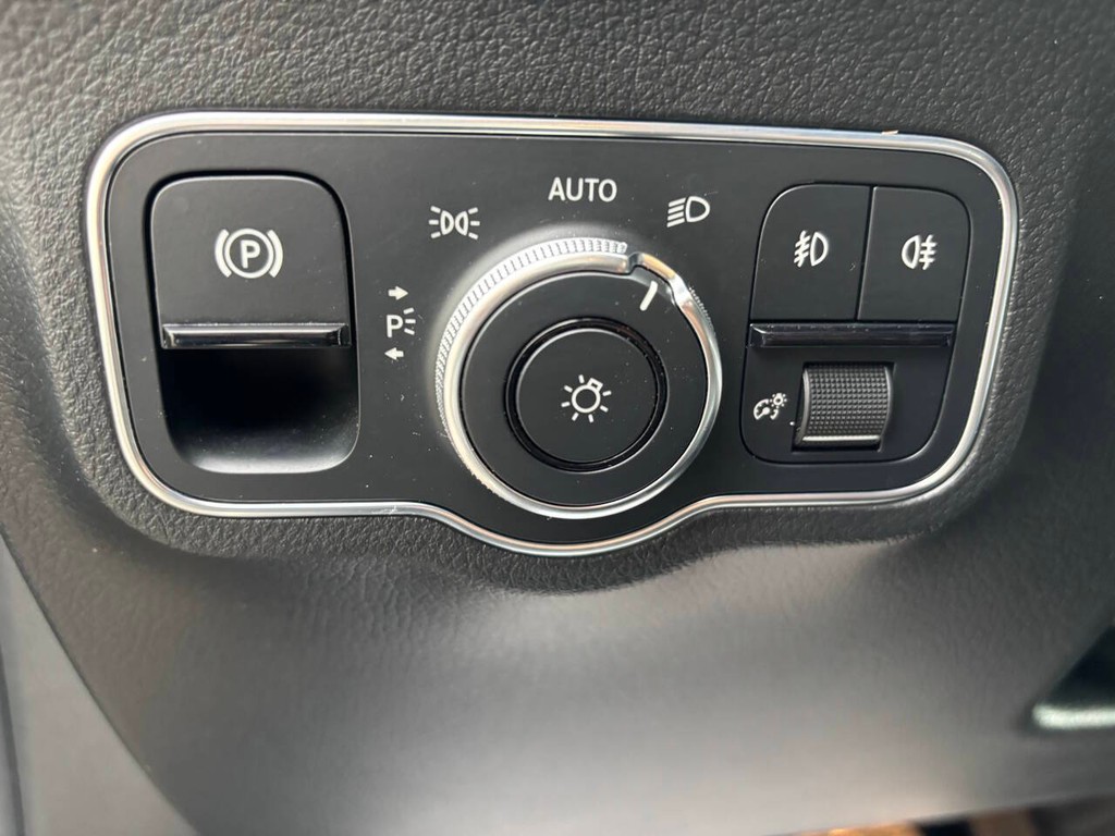 Mercedes-Benz GLA Vehicle Full-screen Gallery Image 24