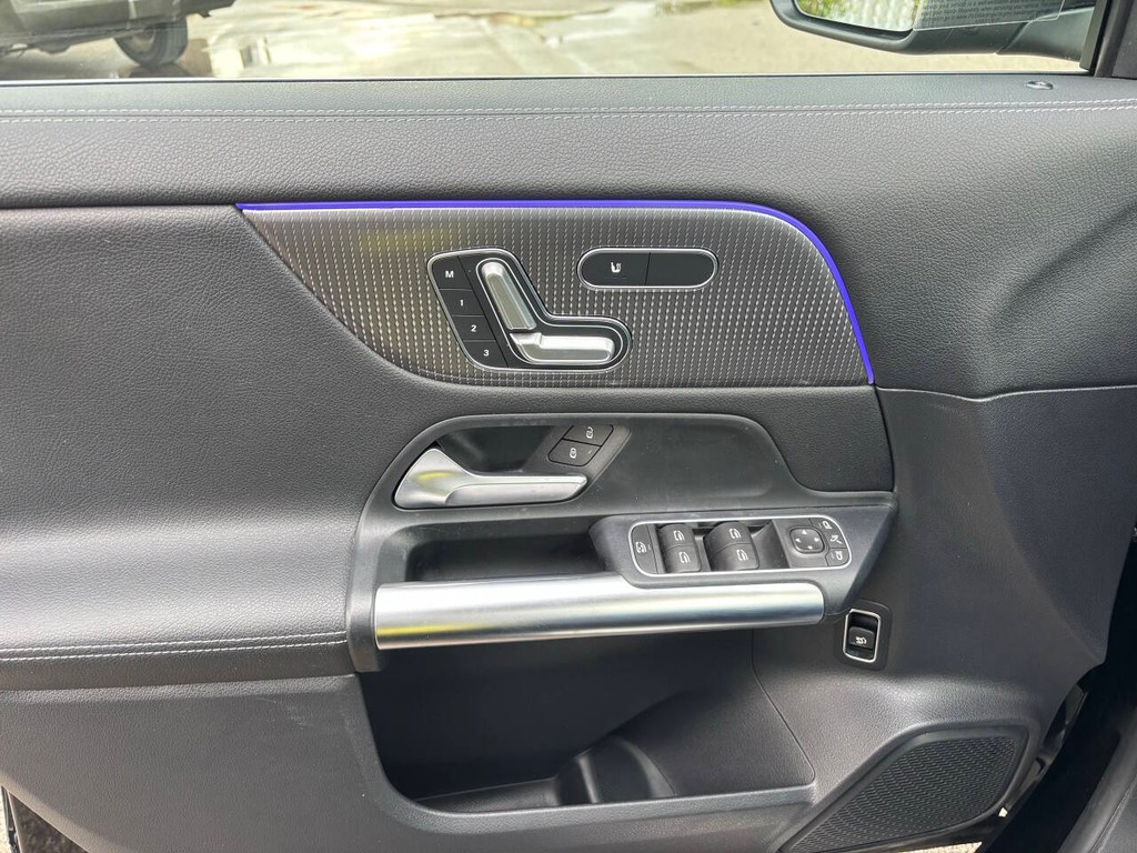 Mercedes-Benz GLA Vehicle Full-screen Gallery Image 25