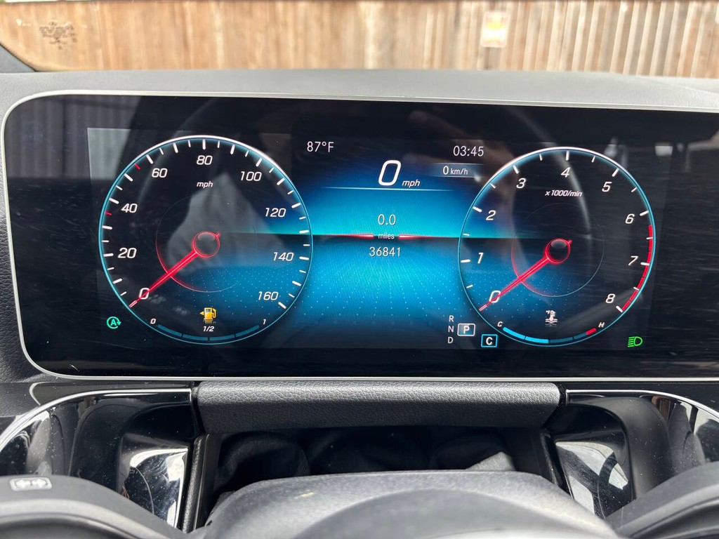Mercedes-Benz GLA Vehicle Full-screen Gallery Image 26
