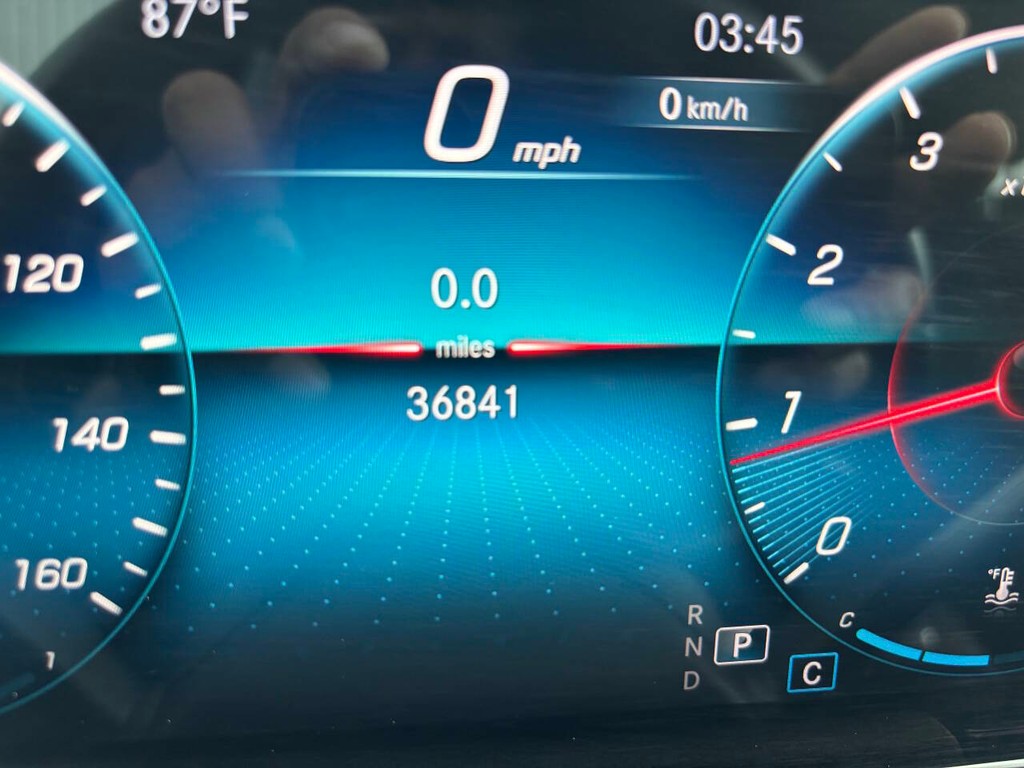 Mercedes-Benz GLA Vehicle Full-screen Gallery Image 27