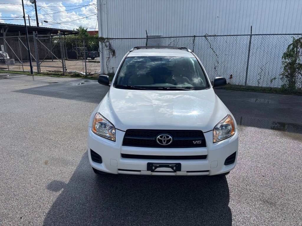 Toyota RAV4 Vehicle Full-screen Gallery Image 03