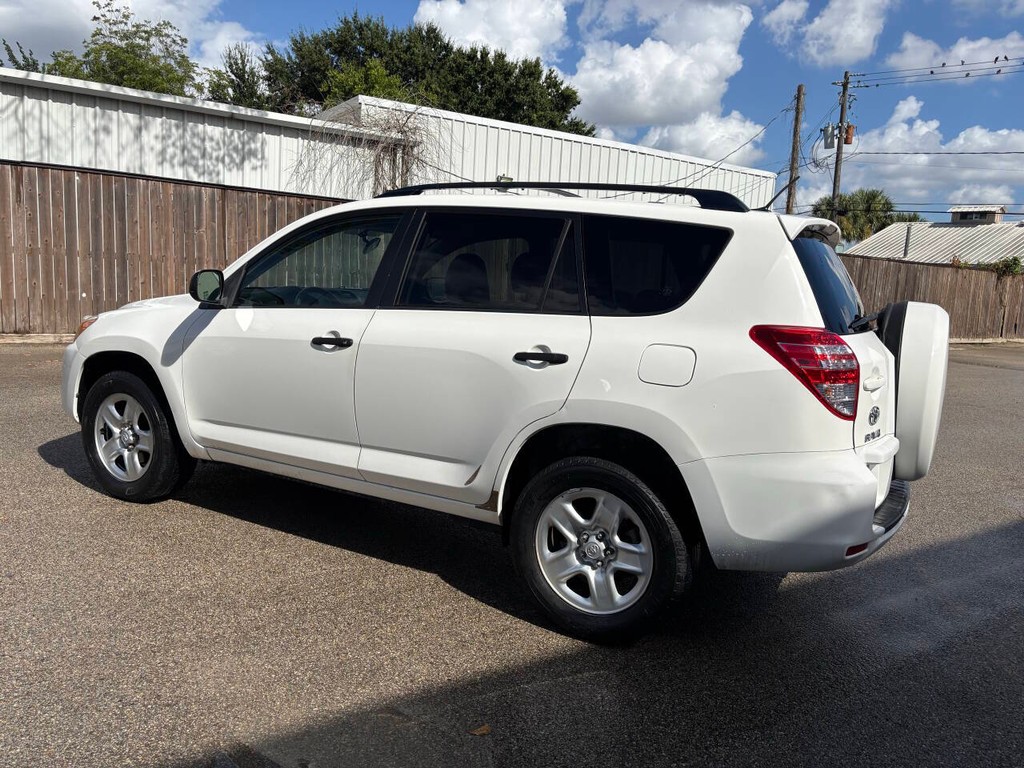 Toyota RAV4 Vehicle Full-screen Gallery Image 05