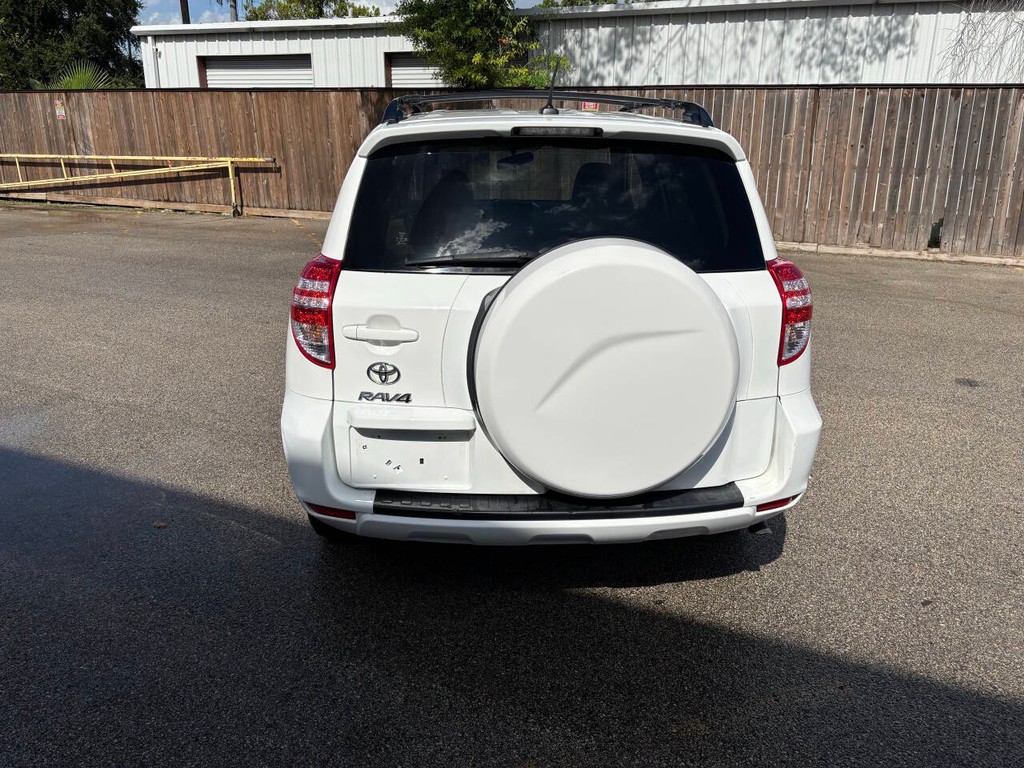 Toyota RAV4 Vehicle Full-screen Gallery Image 06