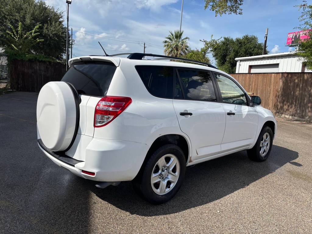 Toyota RAV4 Vehicle Full-screen Gallery Image 07