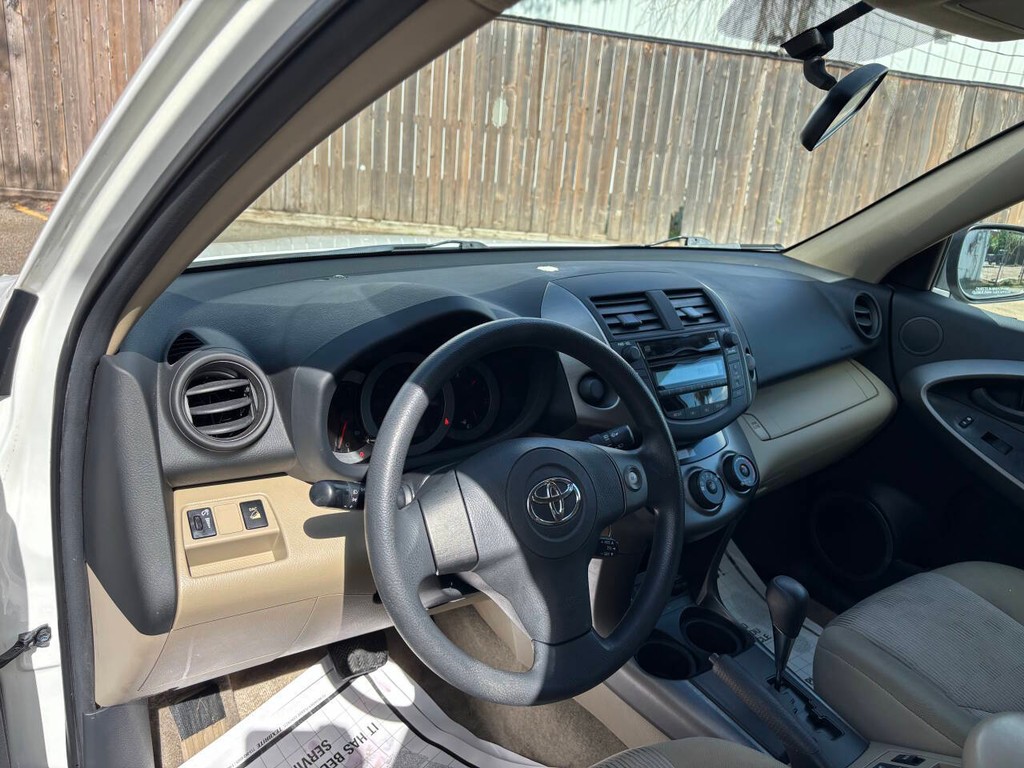 Toyota RAV4 Vehicle Full-screen Gallery Image 08