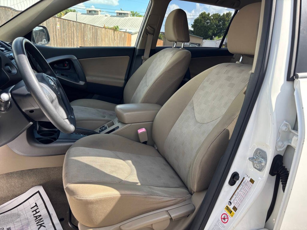 Toyota RAV4 Vehicle Full-screen Gallery Image 09