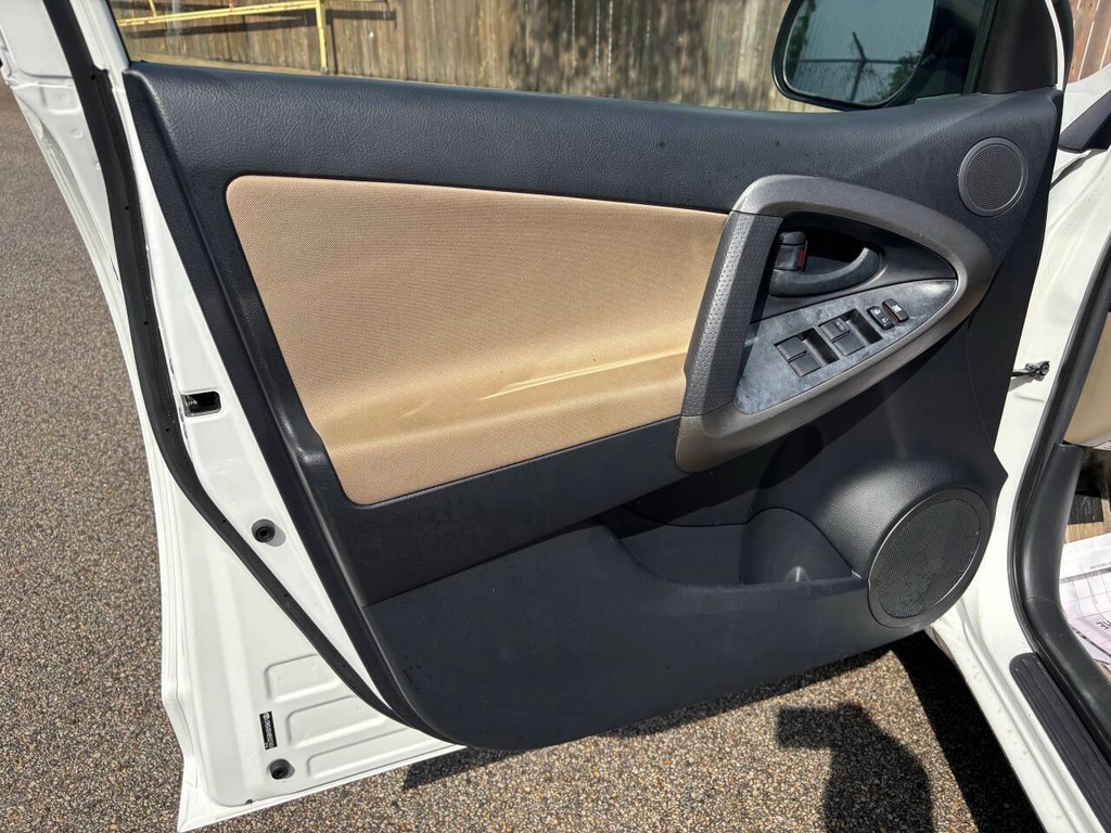 Toyota RAV4 Vehicle Full-screen Gallery Image 10
