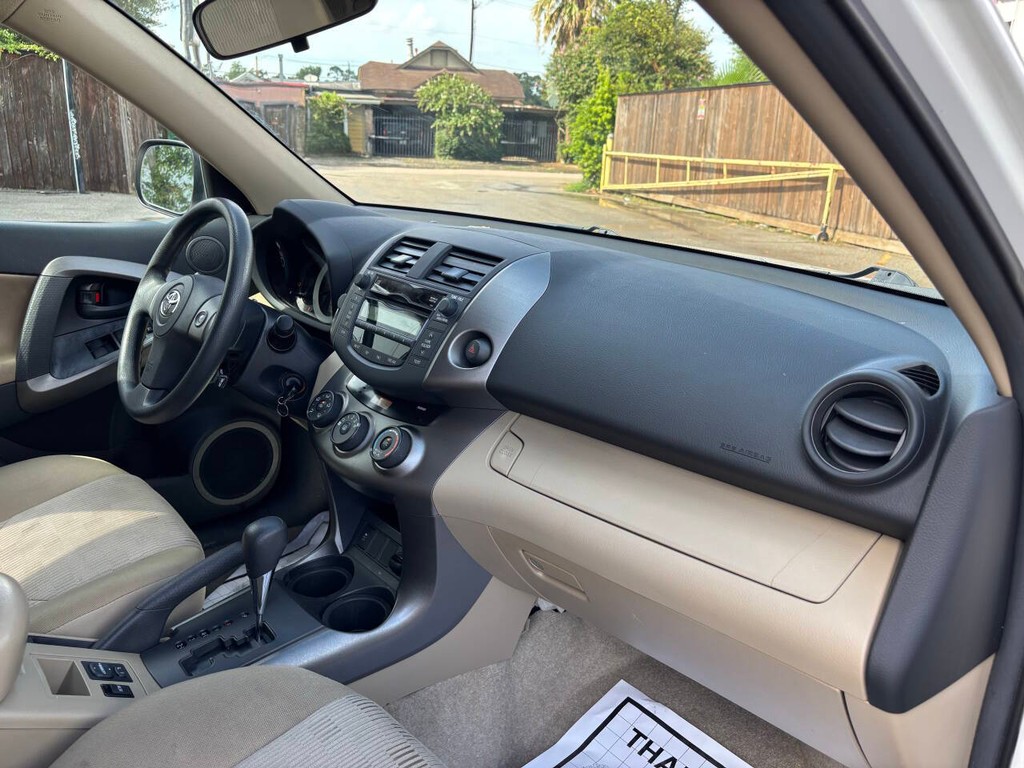 Toyota RAV4 Vehicle Full-screen Gallery Image 11