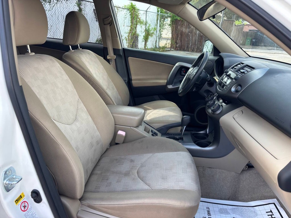 Toyota RAV4 Vehicle Full-screen Gallery Image 12
