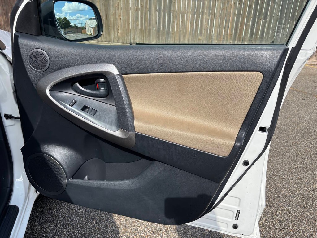 Toyota RAV4 Vehicle Full-screen Gallery Image 13