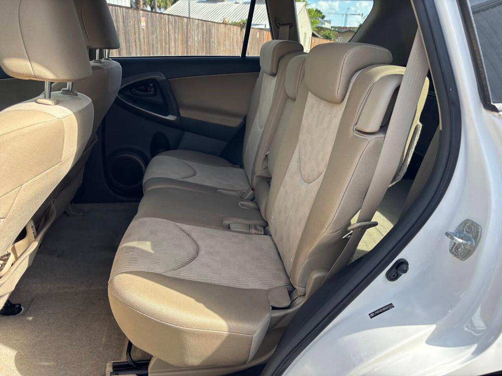 Toyota RAV4 Vehicle Full-screen Gallery Image 14