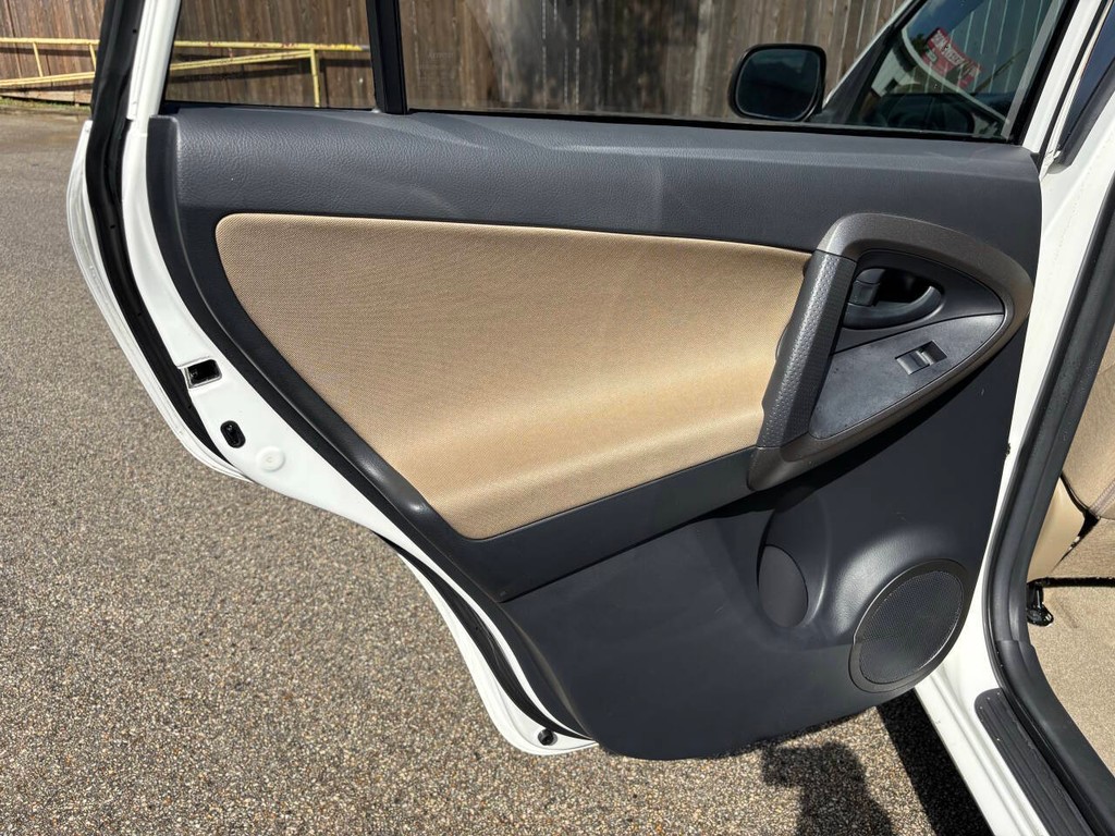Toyota RAV4 Vehicle Full-screen Gallery Image 15